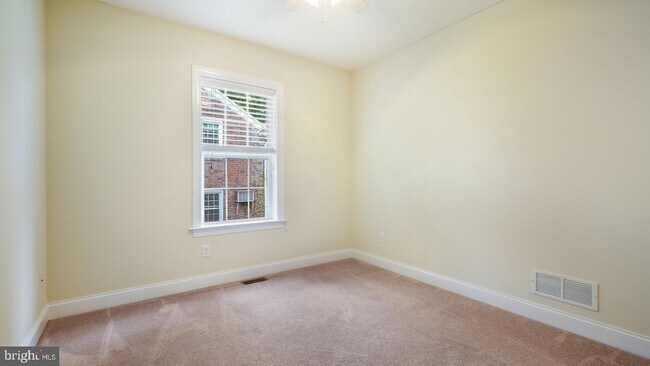 Building Photo - 831 N Jackson St