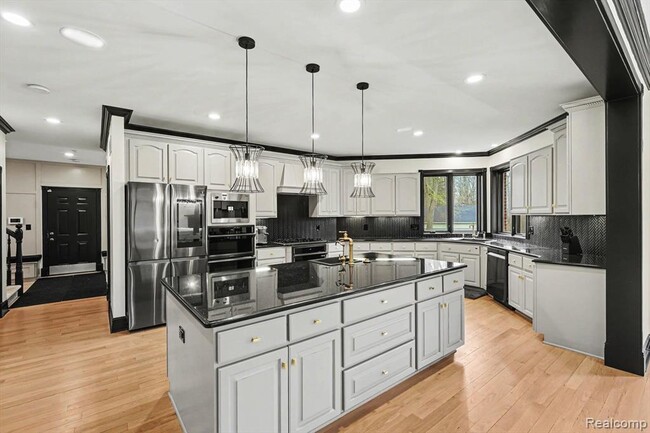 Building Photo - 6986 Montgomery Dr