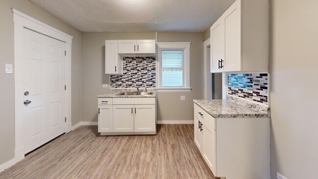 Building Photo - 3 Bed / 1 Bath in Cleveland!