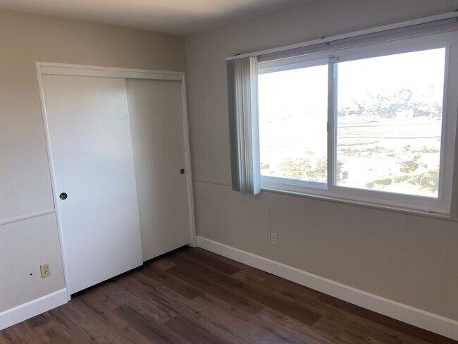 Building Photo - Updated 5 Bed, 3 Bath in Lomas Santa Fe Hi...