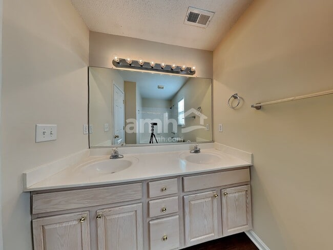 Building Photo - 2911 Firethorn Dr