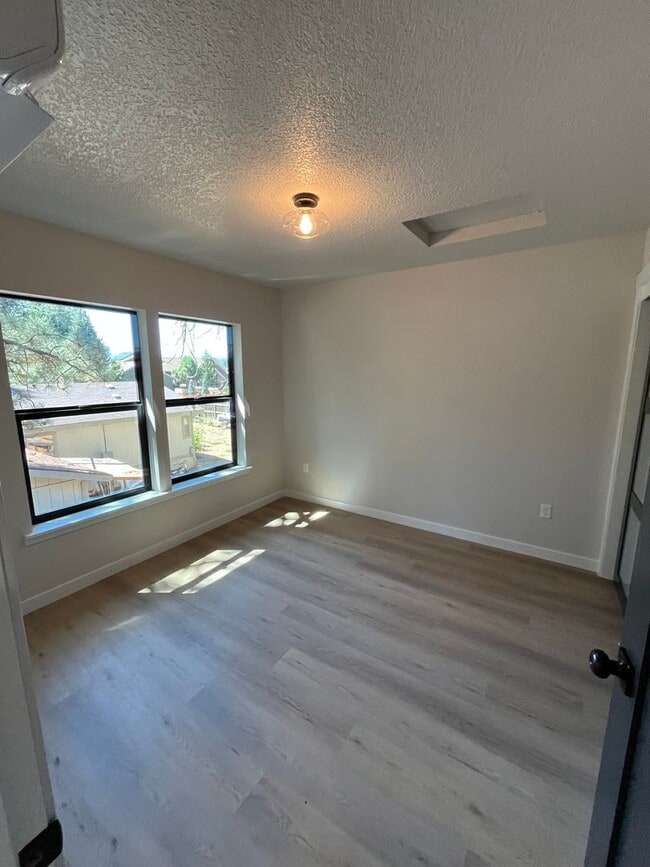 Building Photo - Spectacular BRAND NEW 1-bed/1-bath apartment with Mt Views! ***Utilities included!***