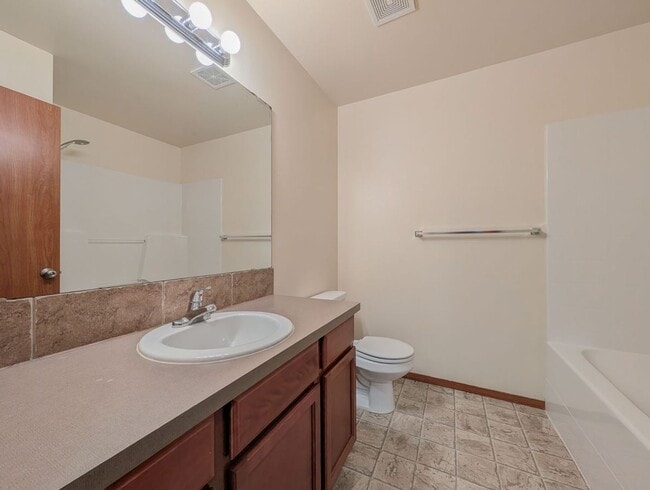 Building Photo - Beautiful 4 bed 2.5 bath home in Silver Lake!