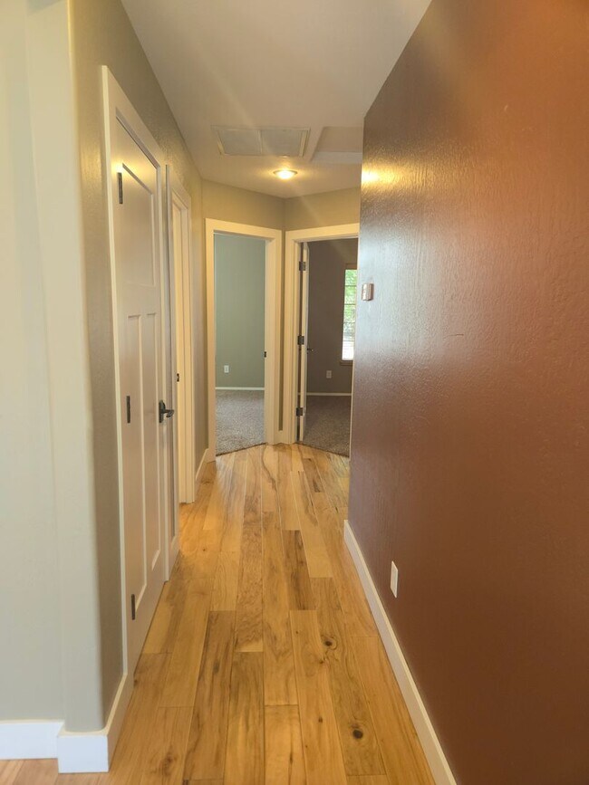 Building Photo - Beautiful Boulder Pointe Home! 3bd / 2ba + Office - No Students! - Small Pets Considered!! Avail....