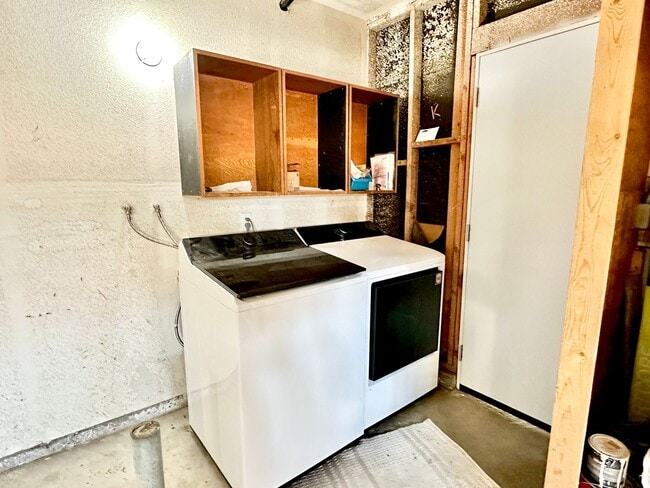 Building Photo - Beautiful Two-Story Home, Guajome Park, Community Pool, San Luis Rey Hiking/Biking Path, Lovely C...