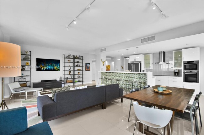 Building Photo - 9225 Collins Ave