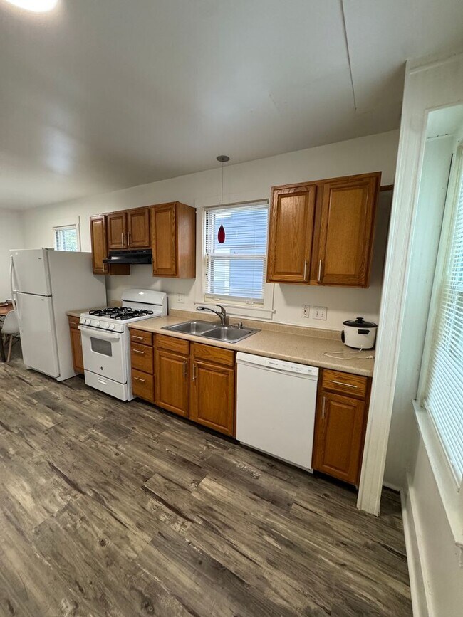Building Photo - 4-Bedroom Near U-M with Bonus Room | Big Yard & Front Porch | On-site Laundry
