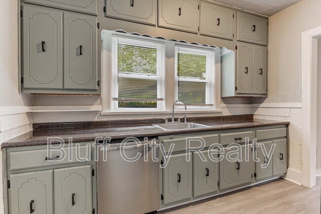 Building Photo - 716 Loeb St