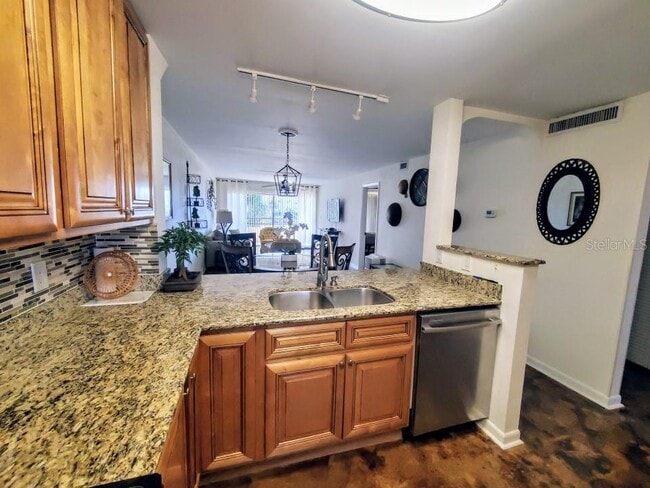 Building Photo - 106 1st St E