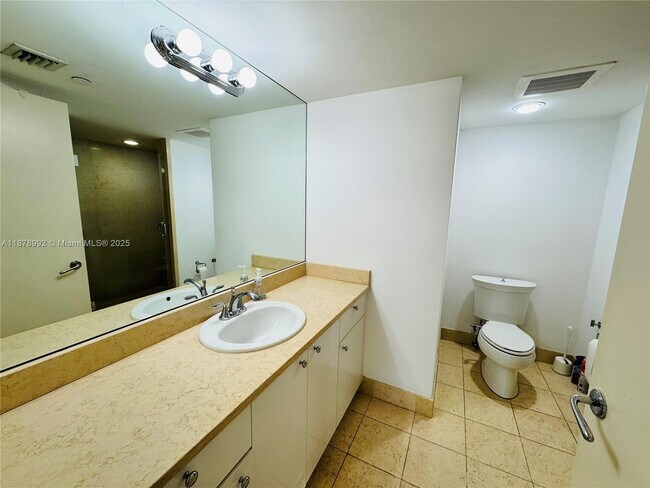 Building Photo - 20000 E Country Club Dr