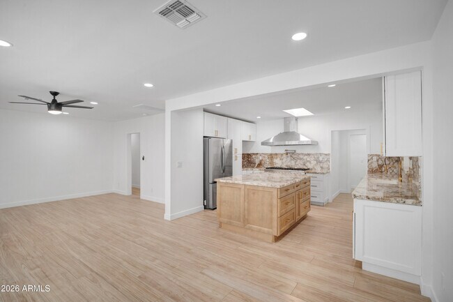 Building Photo - 4028 E Edgemont Ave