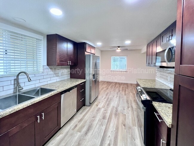 Building Photo - 529 E Escalon Ave