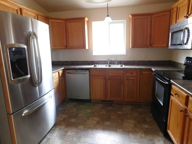 Building Photo - Charming 3 Bed, 2 Bath Townhome with Single-Car Garage