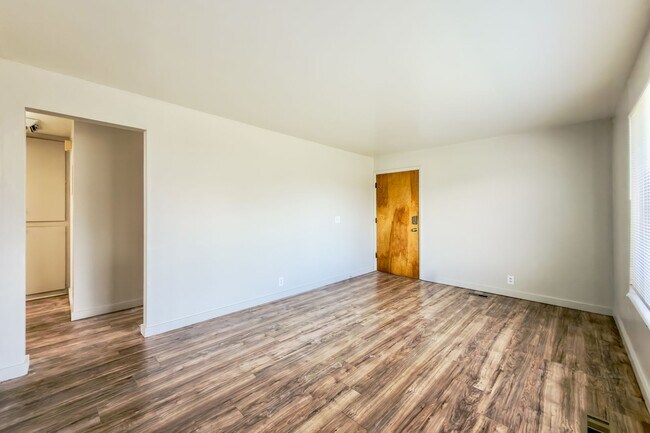 Building Photo - 3905 1040 E