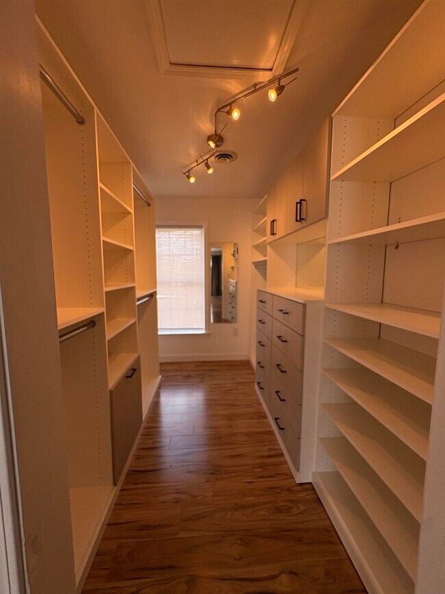 Building Photo - 17 Zabriskie St