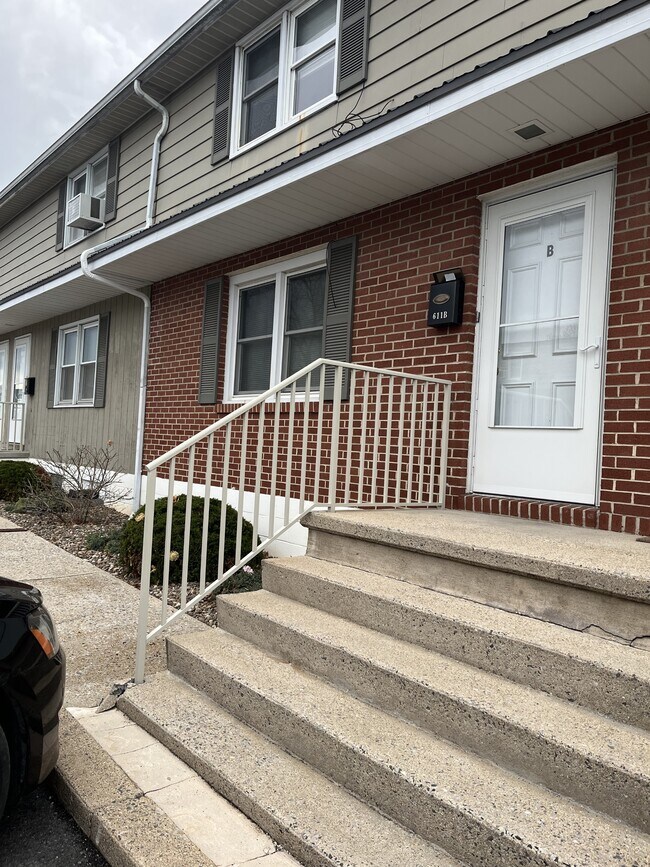 Building Photo - 611 Lincoln Way W