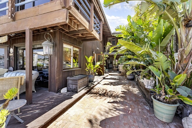 Building Photo - Fully Furnished Island Life Waterfront Ret...