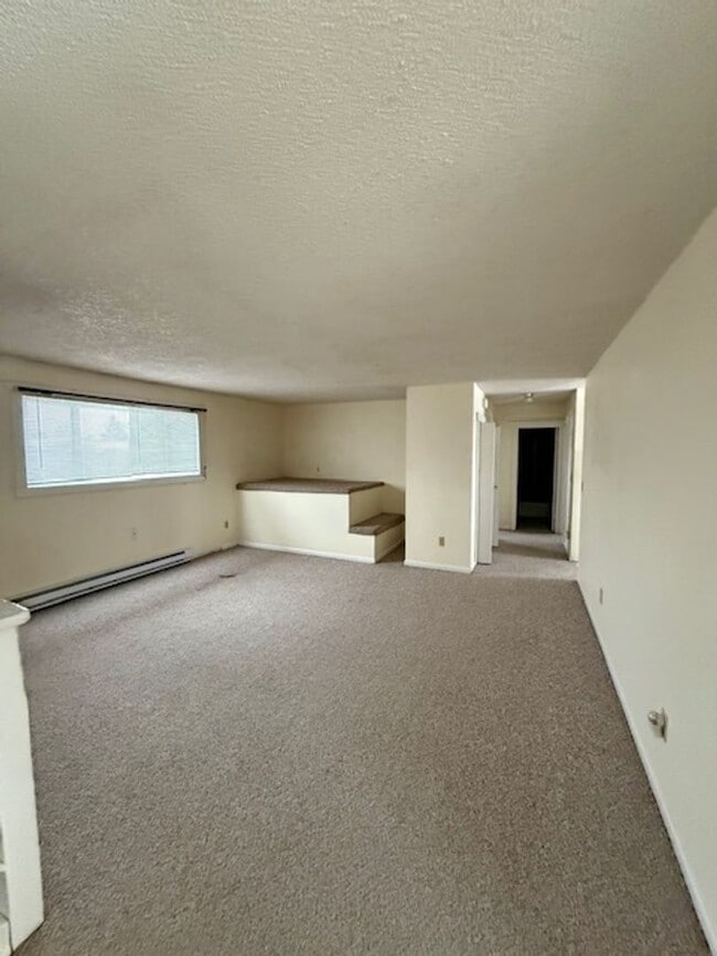 Building Photo - 2 Bedroom 1 Bath Duplex - NEW LOW PRICE