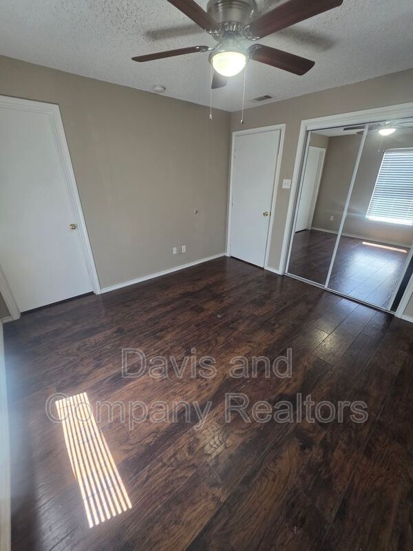 Building Photo - 707 Devonian Dr