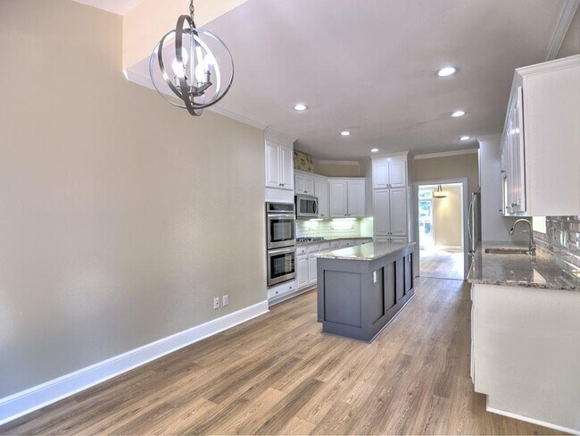 Building Photo - 3237 Waldwick Way SE