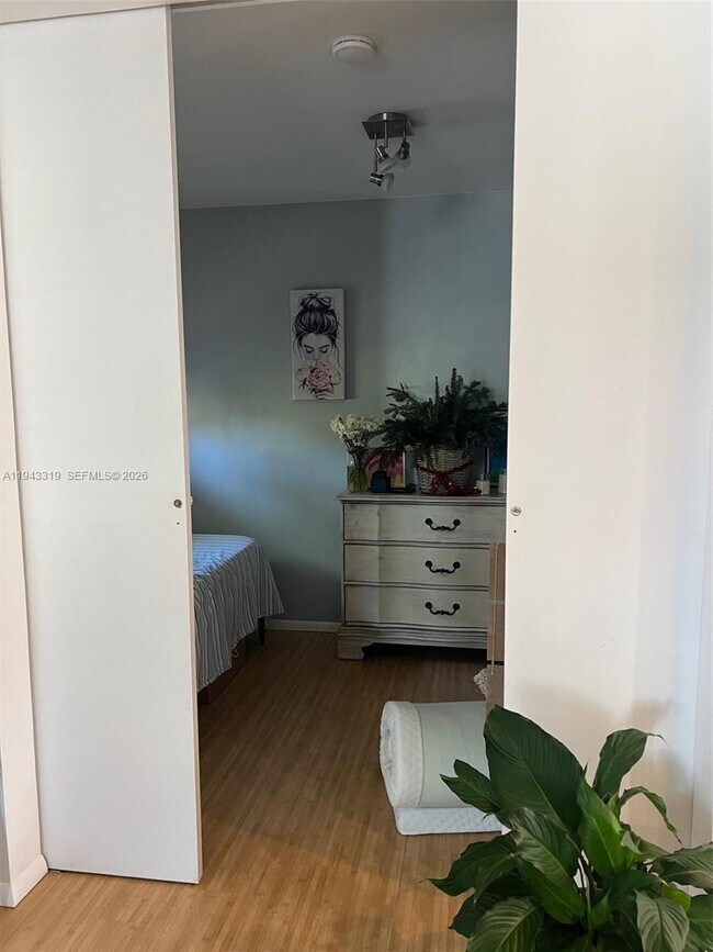 Building Photo - 225 SE 16th Ave