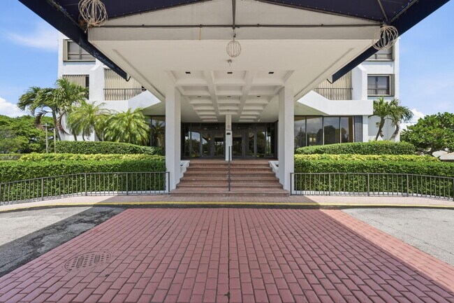 Building Photo - 5600 N Flagler Dr