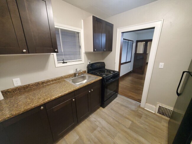 Building Photo - 2 Bedroom, 1 Bathroom home with large garage