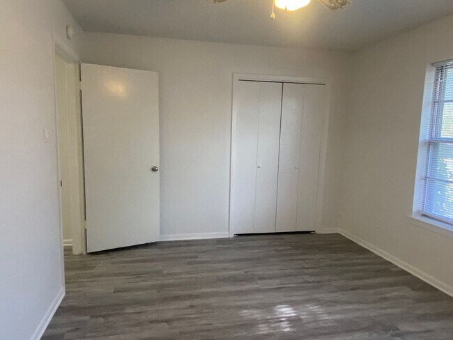 Building Photo - 3 BEDROOM, NEAR BELTON HIGH SCHOOL