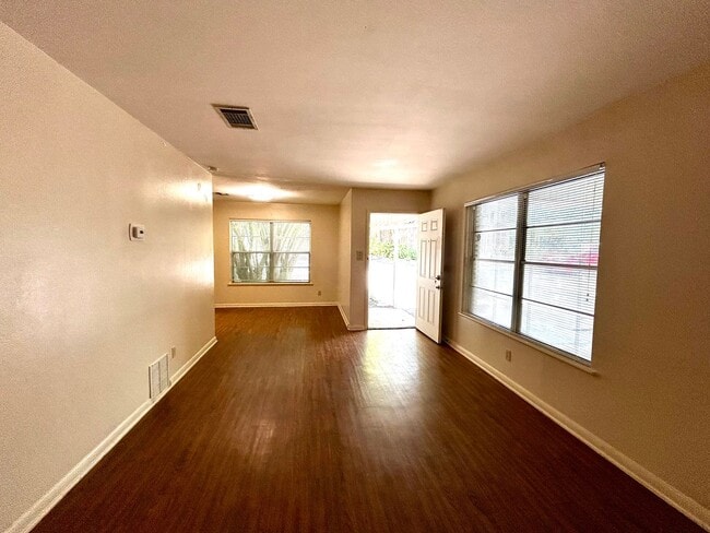 Building Photo - 607 Bellevue Pl