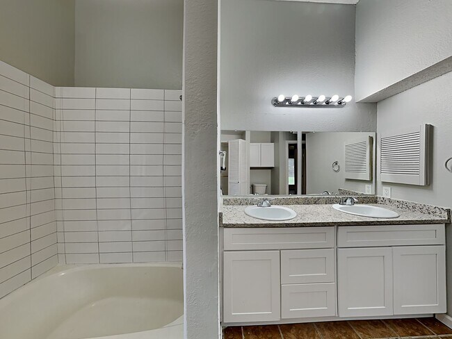 Building Photo - 3 BR/2BA | Newly Renovated Single Family in Dallas | Fenced Backyard | Located Near The Great Tri...