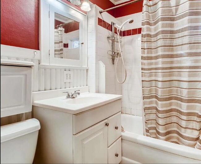 Building Photo - Cute Bungalow - Close to Downtown + Finished Basement!!