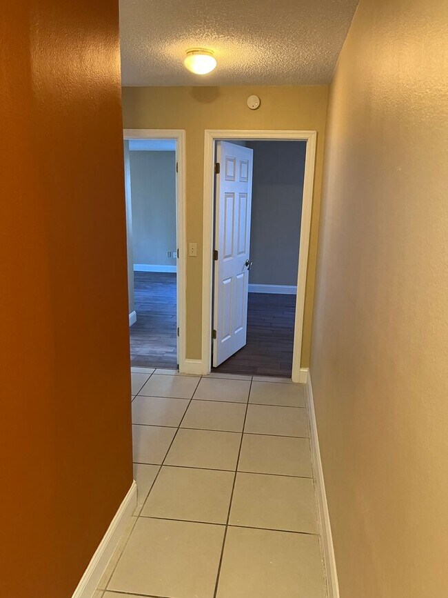 Building Photo - Spacious 3/3 home in Highlands