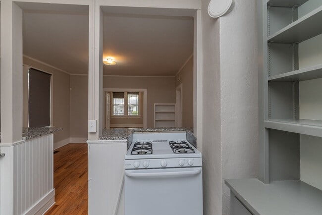 Building Photo - Spacious 2 Bedroom Cottage w/ Granite & Ha...