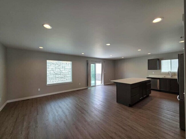 Building Photo - Amazing Brand New Home with 3 Bedrooms & 2...
