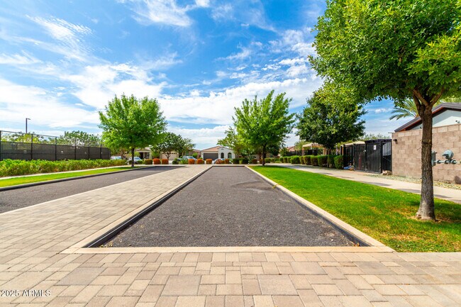 Building Photo - 5747 S Labelle