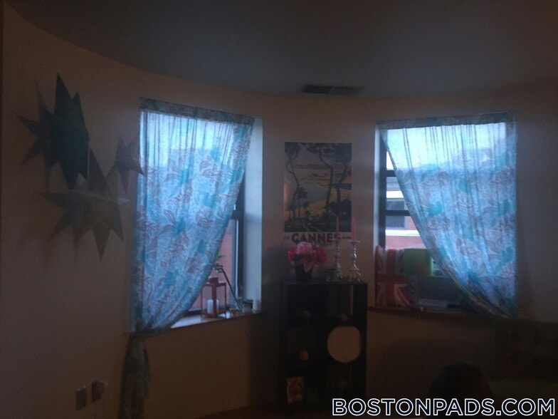 Building Photo - 108 Gainsborough St