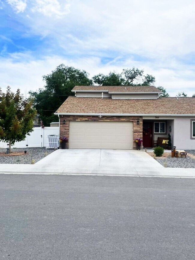 Building Photo - 566 Graff Meadows Dr