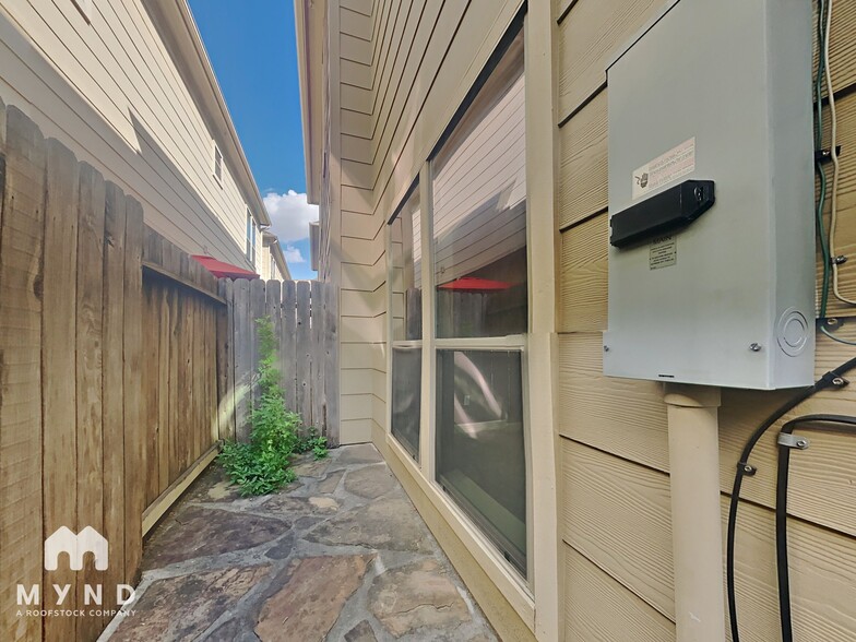 Building Photo - 3838 Center St