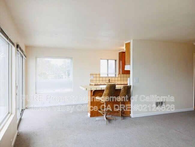 Building Photo - 1104 E Cliff Dr