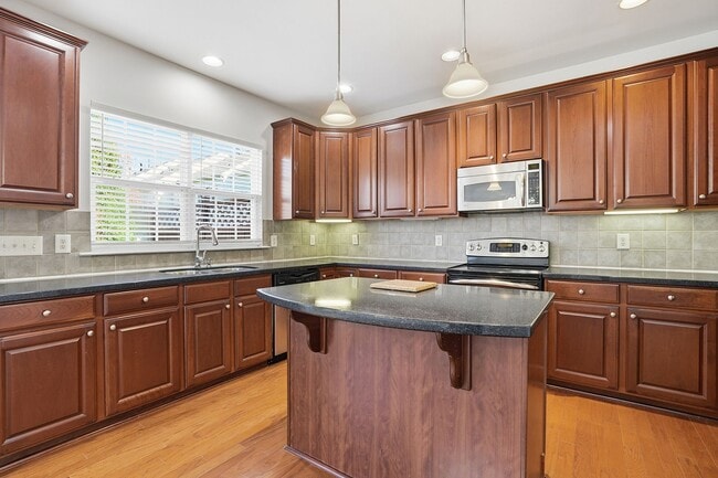 Building Photo - STUNNING TOWNHOME-AVAILABLE FOR IMMEDIATE ...