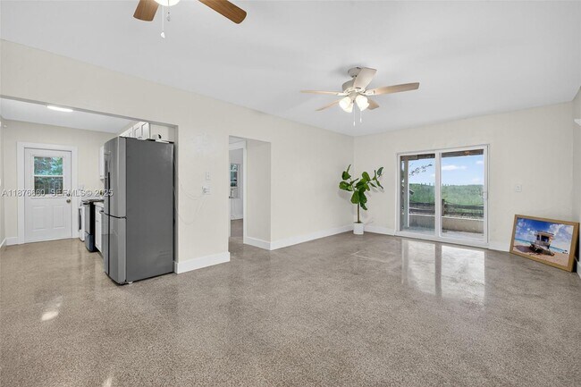 Building Photo - 820 N Ocean Blvd