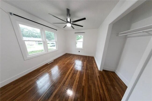 Building Photo - 406 7th St Terrace