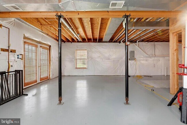 Building Photo - 2068 Stoneleigh Dr