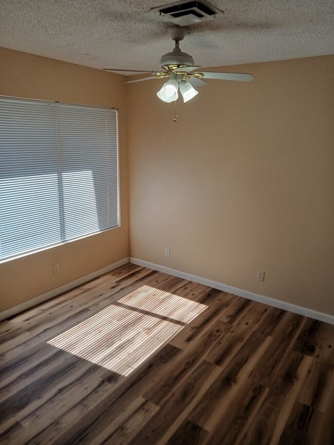 Building Photo - Welcome to this cozy 3-bedroom, 2-bathroom...