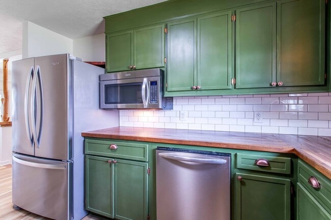 Building Photo - Close to Hike/Bike Path