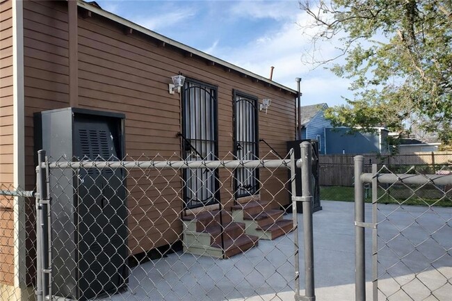 Building Photo - 1703 Clouet St