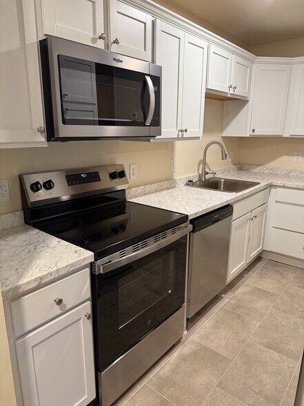 Building Photo - 586 Franklin St