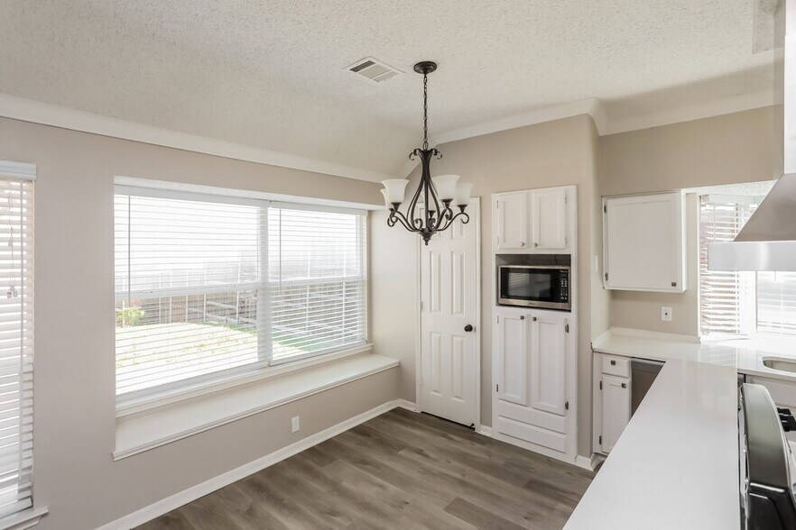 Building Photo - 2001 Valley Falls Ave