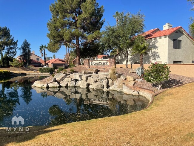 Building Photo - 634 N Quartz St