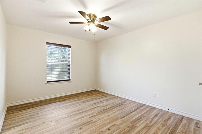 Building Photo - 823 N Commerce St